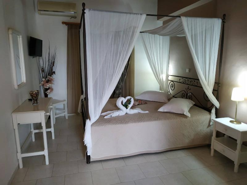 Eleni'S Garden & Castello Suites Аликанас Экстерьер фото