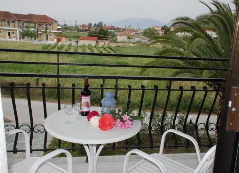 Eleni'S Garden & Castello Suites Аликанас Экстерьер фото